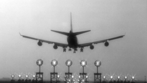 Самолет, кацащ на пистата