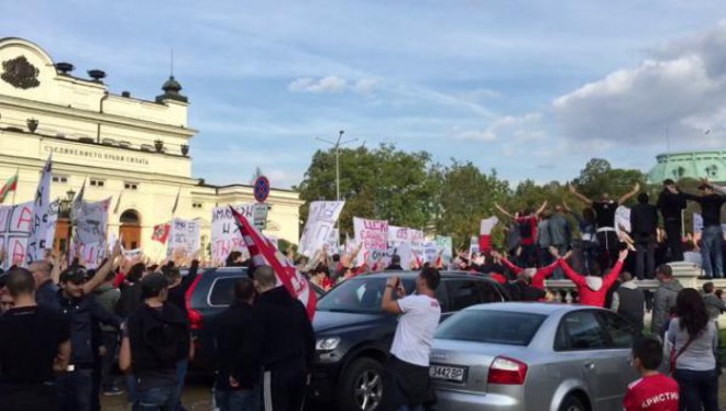 Феновете на ЦСКА протестират пред парламента