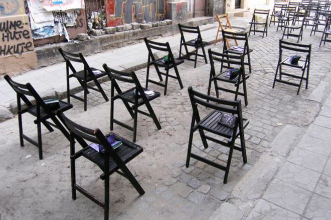 Desetmetrova ogledalna stena otrazyava kvartal kapana v plovdiv