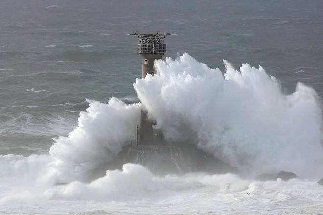 Snimki na nay golemite valni v sveta