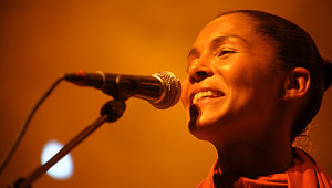 Централният плаж в Бургас с безплатни чадъри