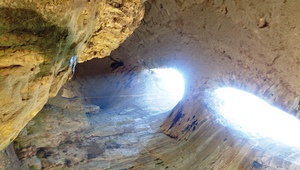 Пещерата Проходна