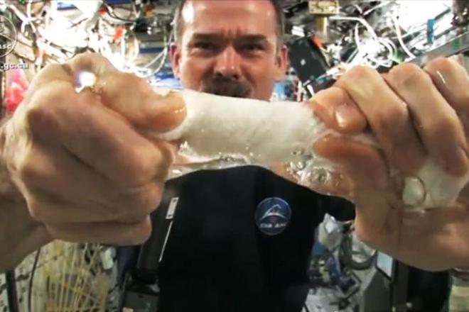 Kakvo se sluchva kogato izstiskash mokar partsal v kosmosa