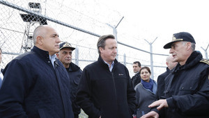 Камерън и Борисов при граничната ограда в Ямболско