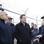 Камерън и Борисов при граничната ограда в Ямболско
