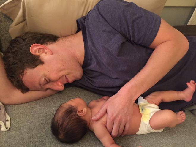 Марк Цукърбърг на снимка с новородената си дъщеря