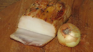 Парче сланина и глава лук