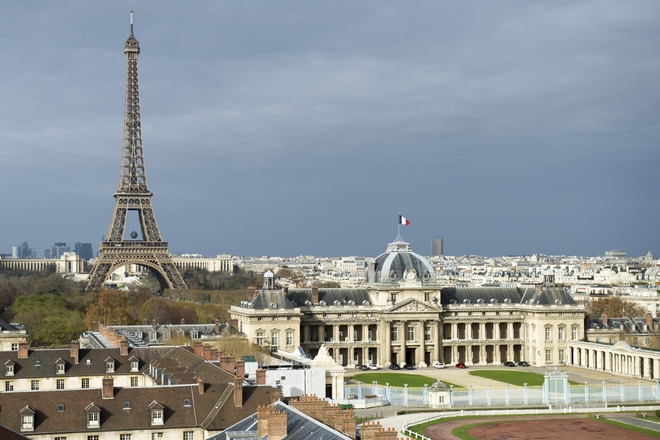 Gledka kam ayfelovata kula v parizh