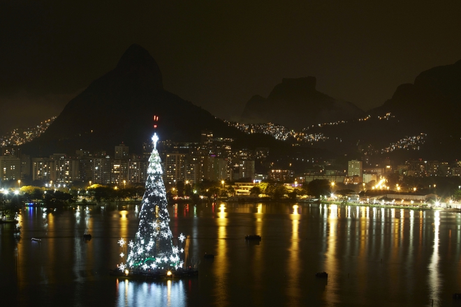 Коледната елха на фона на нощния Рио де Жанейро