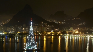 Коледната елха на фона на нощния Рио де Жанейро