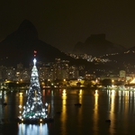Коледната елха на фона на нощния Рио де Жанейро