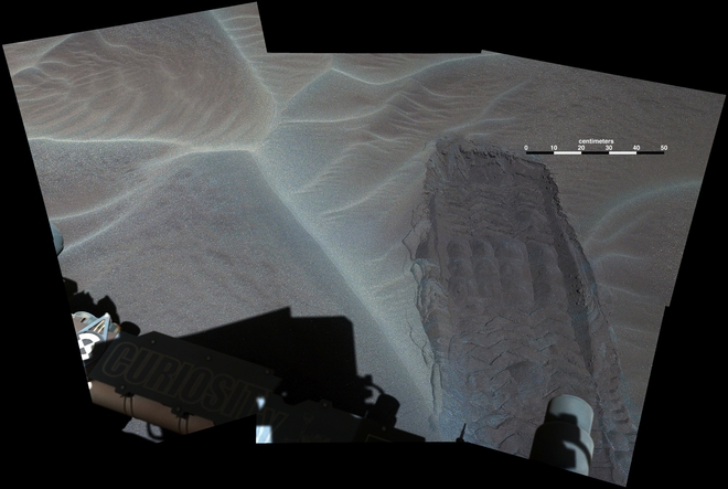 Следата на "Кюриосити" върху пясъците на Марс