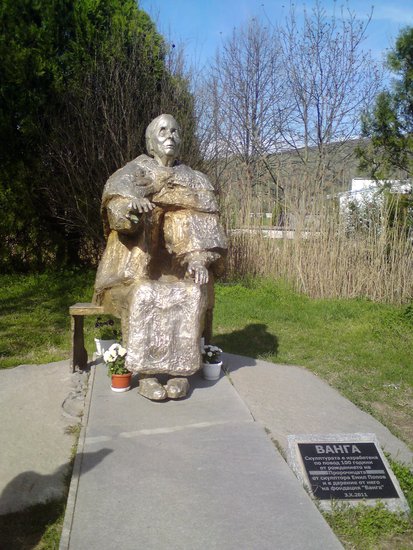 Паметникът на баба Ванга в Рупите