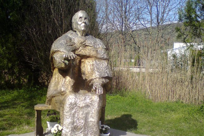 Pametnikat na baba vanga v rupite