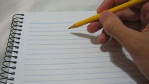 С молив върху листа