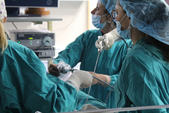 Хирурзи извършват гинекологична операция