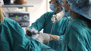 Хирурзи извършват гинекологична операция