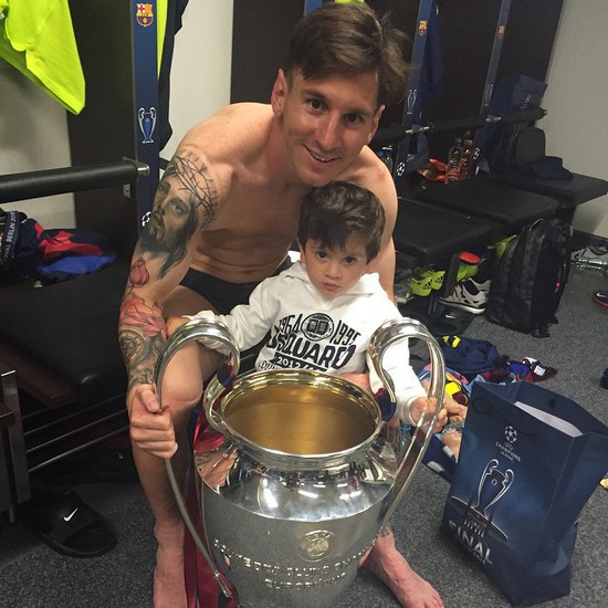 Лео Меси със сина си и купата от Шампионската лига