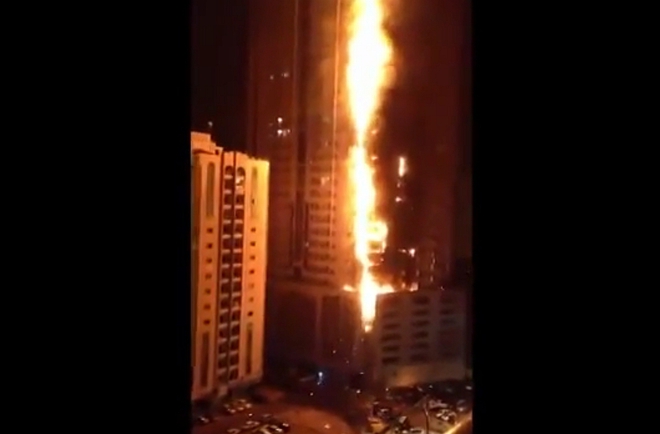 Фасадата на хотел "Адрес", обхваната от новогодишния пожар в Дубай