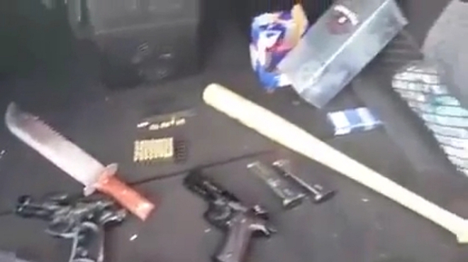 Оръжеен арсенал в багажника на автомобил