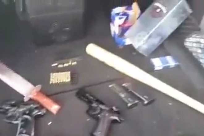 Orazheen arsenal v bagazhnika na avtomobil