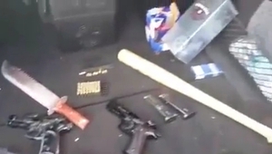 Оръжеен арсенал в багажника на автомобил