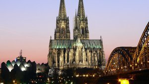 Катедралата в Кьолн по залез слънце