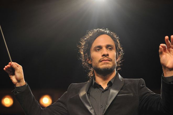 Gael garsiya bernal v rolyata na dirigent