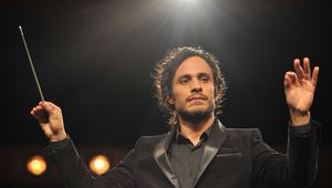 Гаел Гарсия Бернал в ролята на диригент