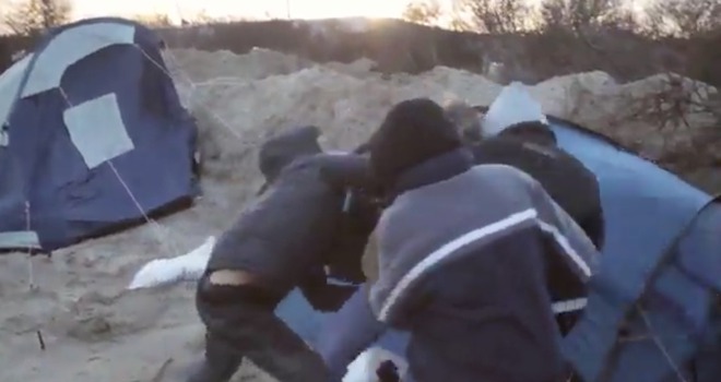 Въоръжени бежанци нападнаха журналистка в лагера в Кале 