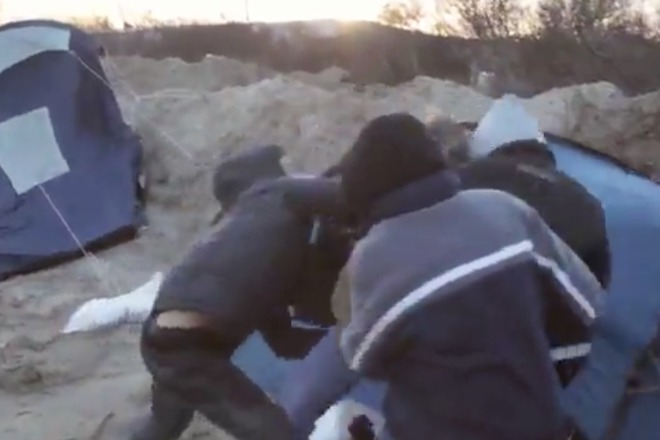 Vaorazheni bezhantsi napadnaha zhurnalistka v lagera v kale