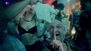 Зуека като дядо в клипа на Криско "Наздраве"