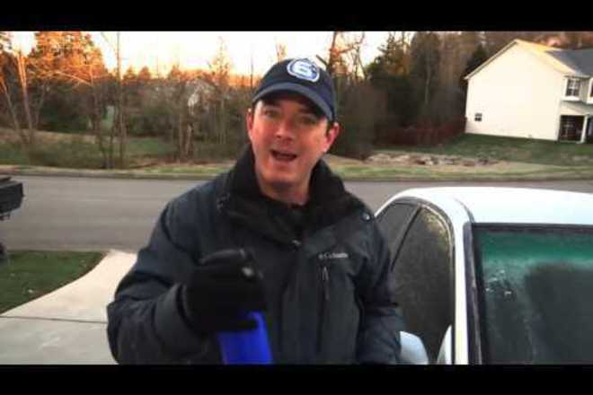 Meteorolog pokazva kak da mahnete leda ot stakloto na kolata