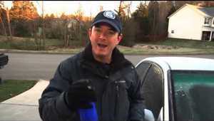 Метеоролог показва как да махнете леда от стъклото на колата