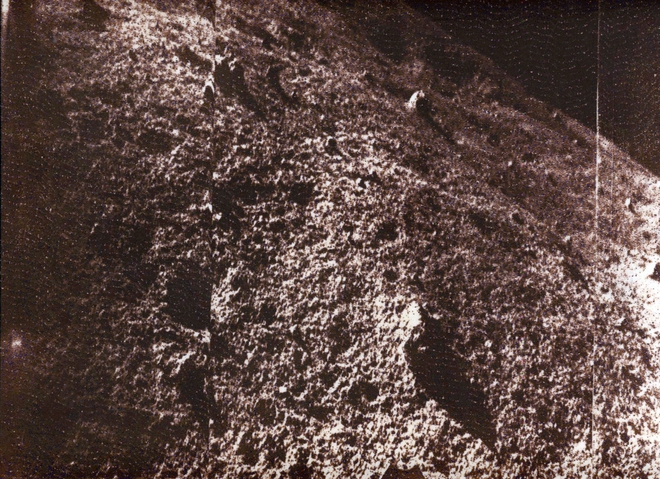 Първата снимка от Луната