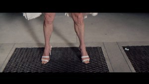 Краката на Уилям Дефо в роклята на Мерилин Монро