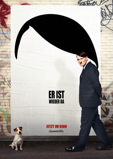 Хитлер и куче на плаката за "Той пак е тук" (2015)