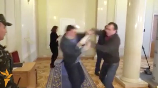 Ако случайно сте пропуснали това сбиване. Вижте в украинския парламент какви тупаници се раздават