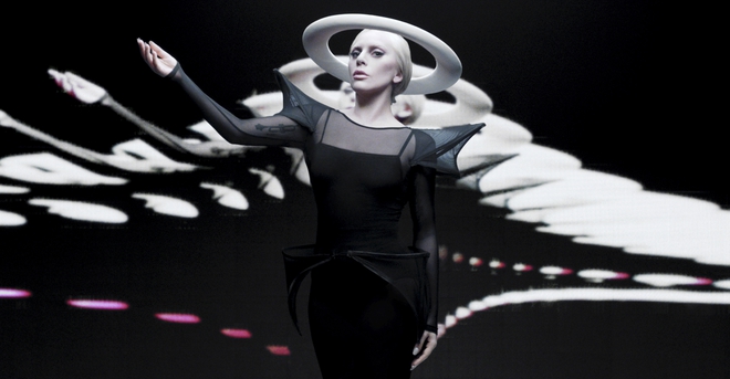 Лейди Гага демонстрира технологиите на "Интел"