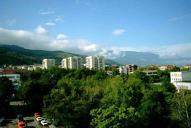 Изглед от Петрич и планината Беласица