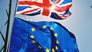 Британското знаме и европейския флаг
