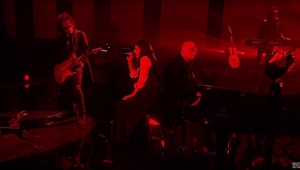 Лорд пее с музикантите на Дейвид Боуи