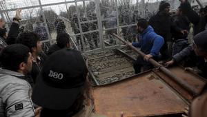 Мигрантите разбиват блокадата по македонската граница със самоделен таран