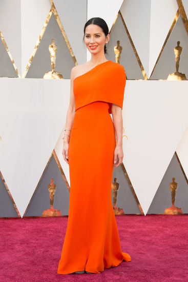 Оливия Мън в оранжева рокля