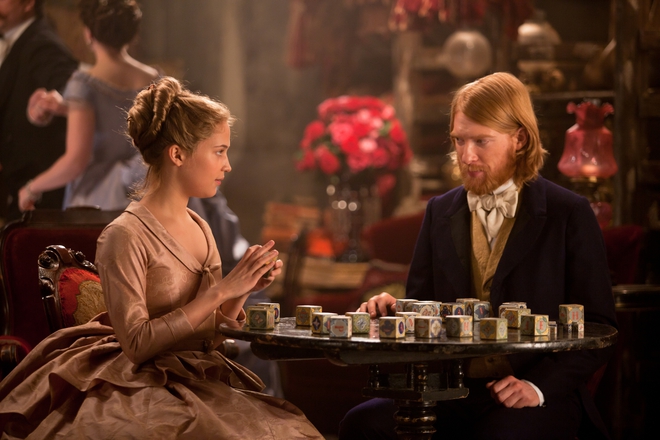 Алисия Викандер и Домнал Глийсън в "Ана Каренина"