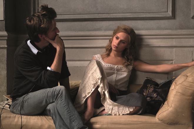 Алисия Викандер и режисьорът на "Момичето от Дания"