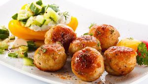 Печени мини кюфтенца с черен и червен пипер