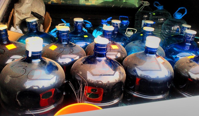 Цял тон наливна ракия задържана от митничари