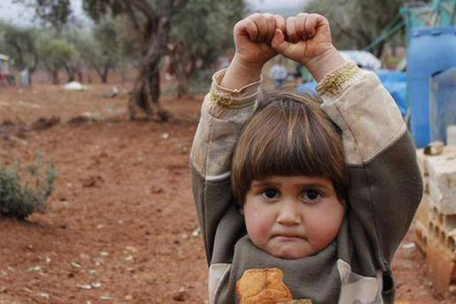 4 godishno dete ot siriya koeto se predava pri vida na kamera