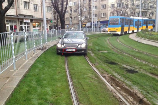 Avtomobil varhu zelenite tramvayni relsi